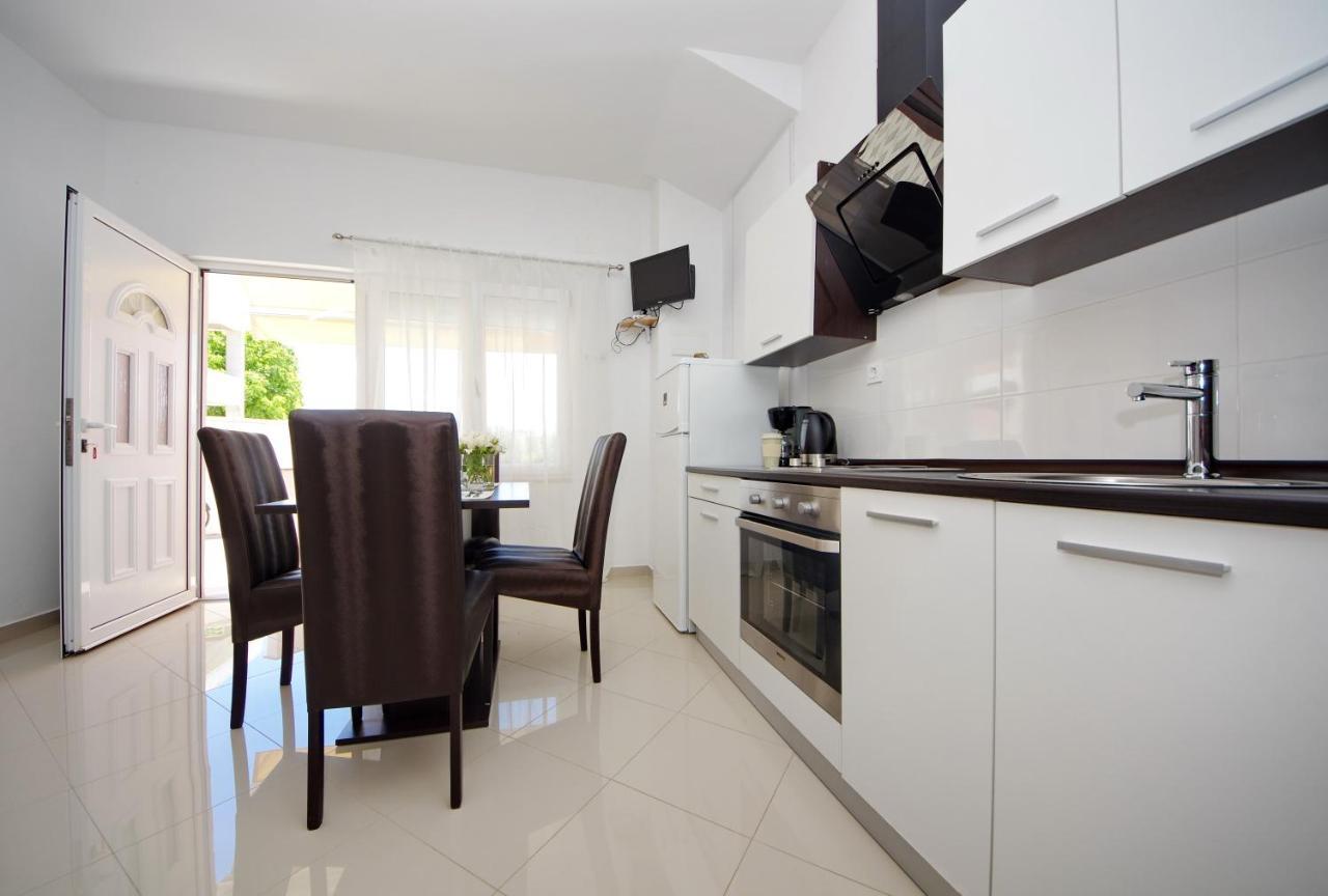 Apartmani Emili Sukošan エクステリア 写真