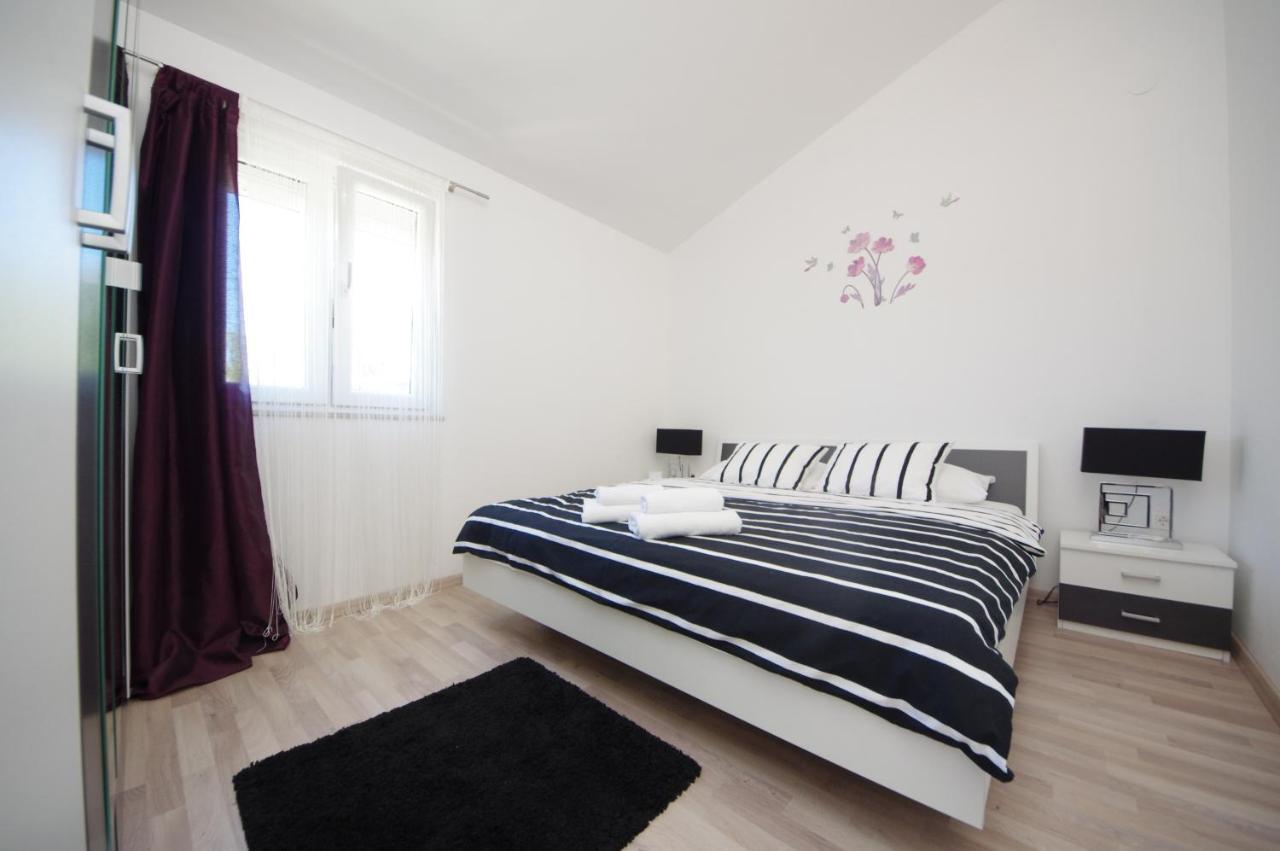 Apartmani Emili Sukošan エクステリア 写真