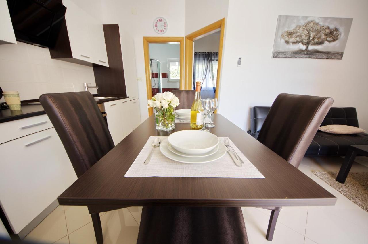 Apartmani Emili Sukošan エクステリア 写真