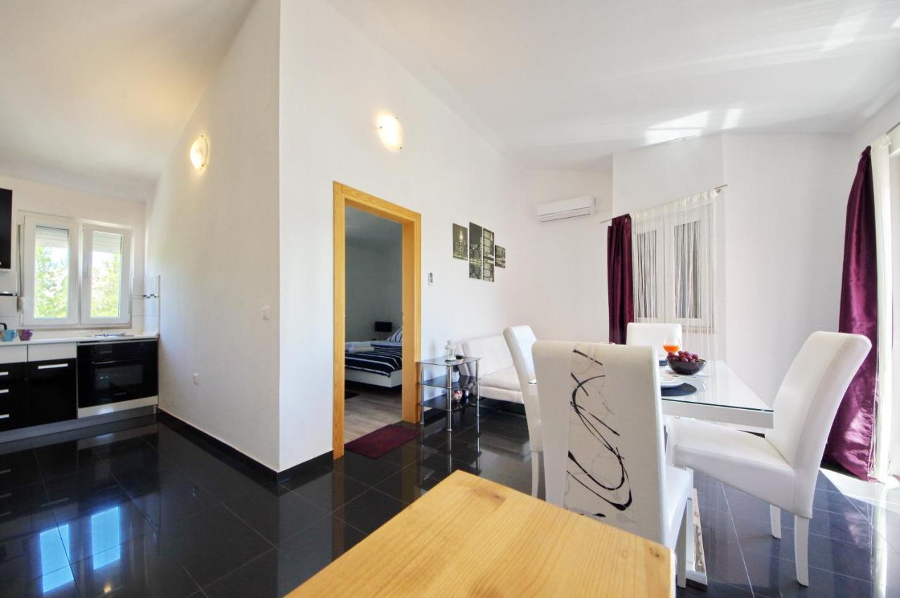 Apartmani Emili Sukošan エクステリア 写真